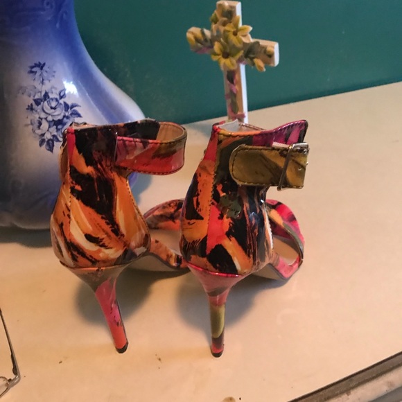 Heels - Picture 2 of 4